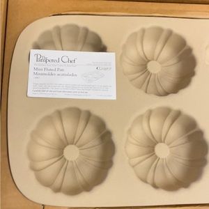 The Pampered Chef Mini Fluted Cake Stoneware Pan